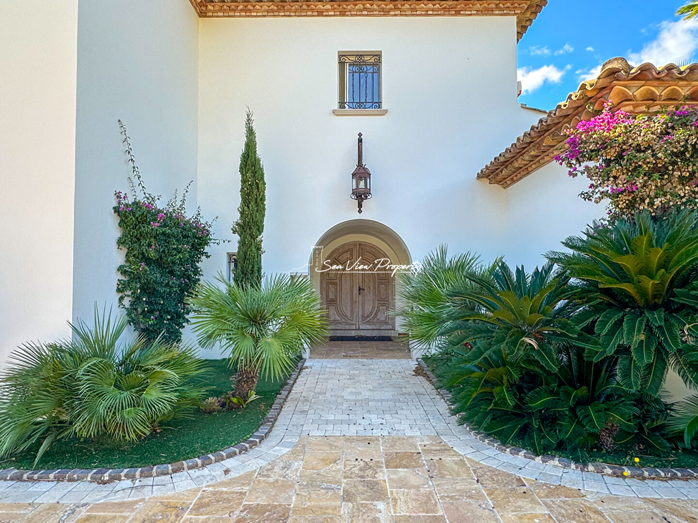 Photo À VENDRE VILLA AVEC VUE MER, 5 CHAMBRES, HAMMAM, SALLE DE CINÉMA, GARAGE ET PISCINE À DÉBORDEMENT, À QUELQUES PAS DU CENTRE-VILLE DES ISSAMBRES image 3/6