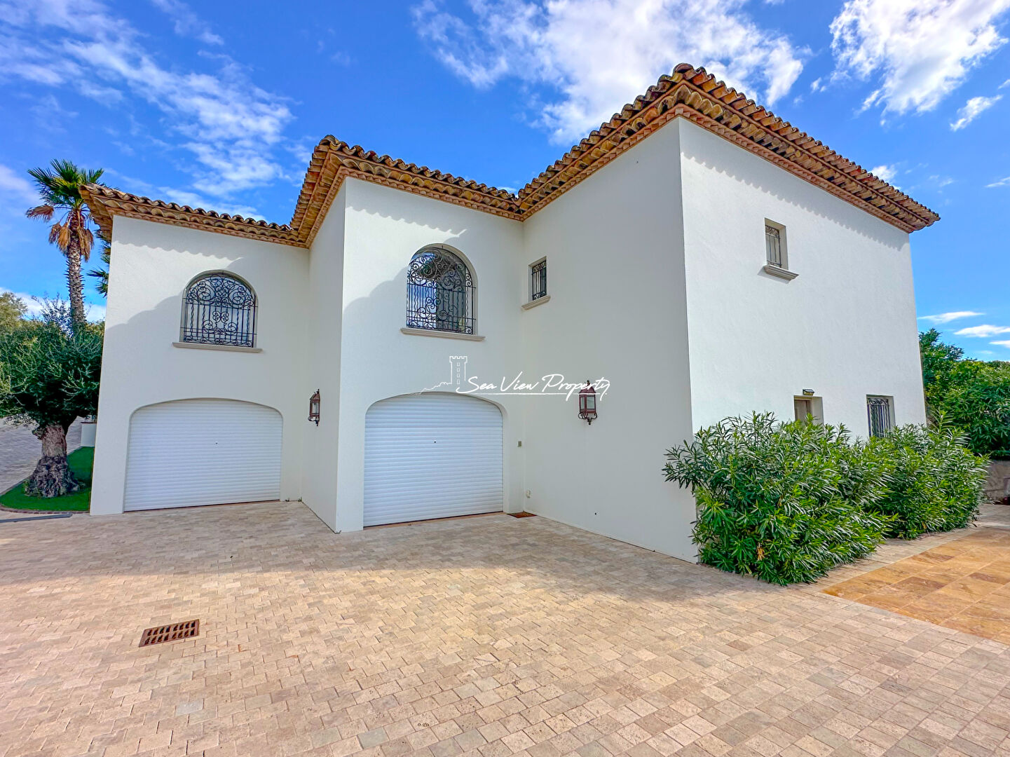 Photo À VENDRE VILLA AVEC VUE MER, 5 CHAMBRES, HAMMAM, SALLE DE CINÉMA, GARAGE ET PISCINE À DÉBORDEMENT, À QUELQUES PAS DU CENTRE-VILLE DES ISSAMBRES image 4/6