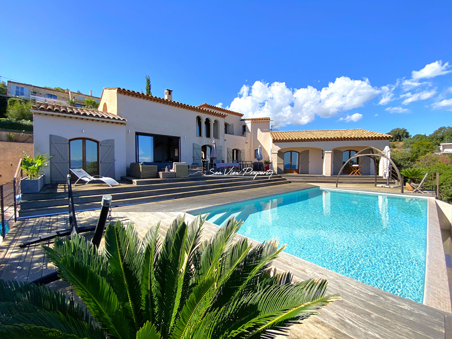 Photo À VENDRE VILLA PROVENÇALE AVEC VUE MER, À PROXIMITÉ DES PLAGES, PISCINE ET GARAGE, LES ISSAMBRE image 2/6