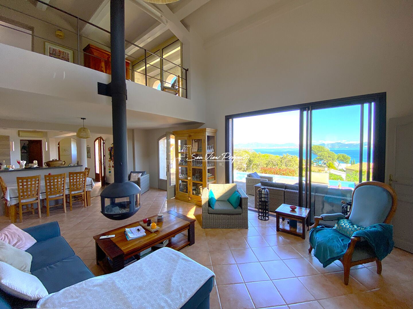 Photo À VENDRE VILLA PROVENÇALE AVEC VUE MER, À PROXIMITÉ DES PLAGES, PISCINE ET GARAGE, LES ISSAMBRE image 4/6