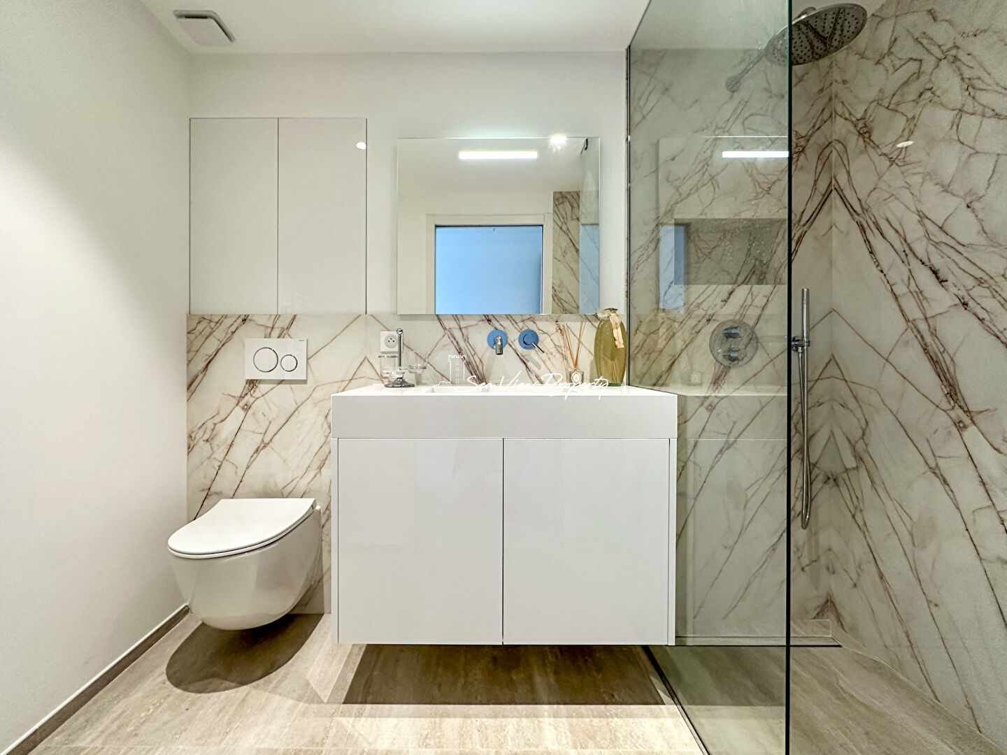 Photo À VENDRE VILLA CONTEMPORAINE DE 330 m², AVEC 5 CHAMBRES, PISCINE, GARAGE DE 150 m² ET JACUZZI INTÉRIEUR, SITUÉE AUX ISSAMBRES image 3/6