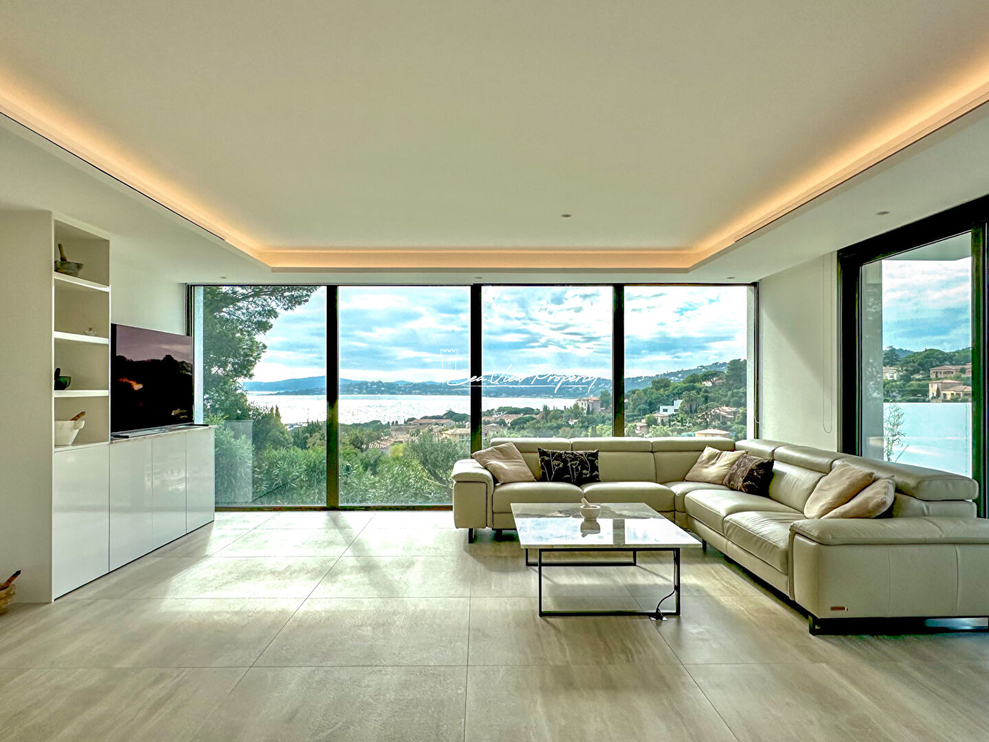 Photo À VENDRE VILLA CONTEMPORAINE DE 330 m², AVEC 5 CHAMBRES, PISCINE, GARAGE DE 150 m² ET JACUZZI INTÉRIEUR, SITUÉE AUX ISSAMBRES image 4/6