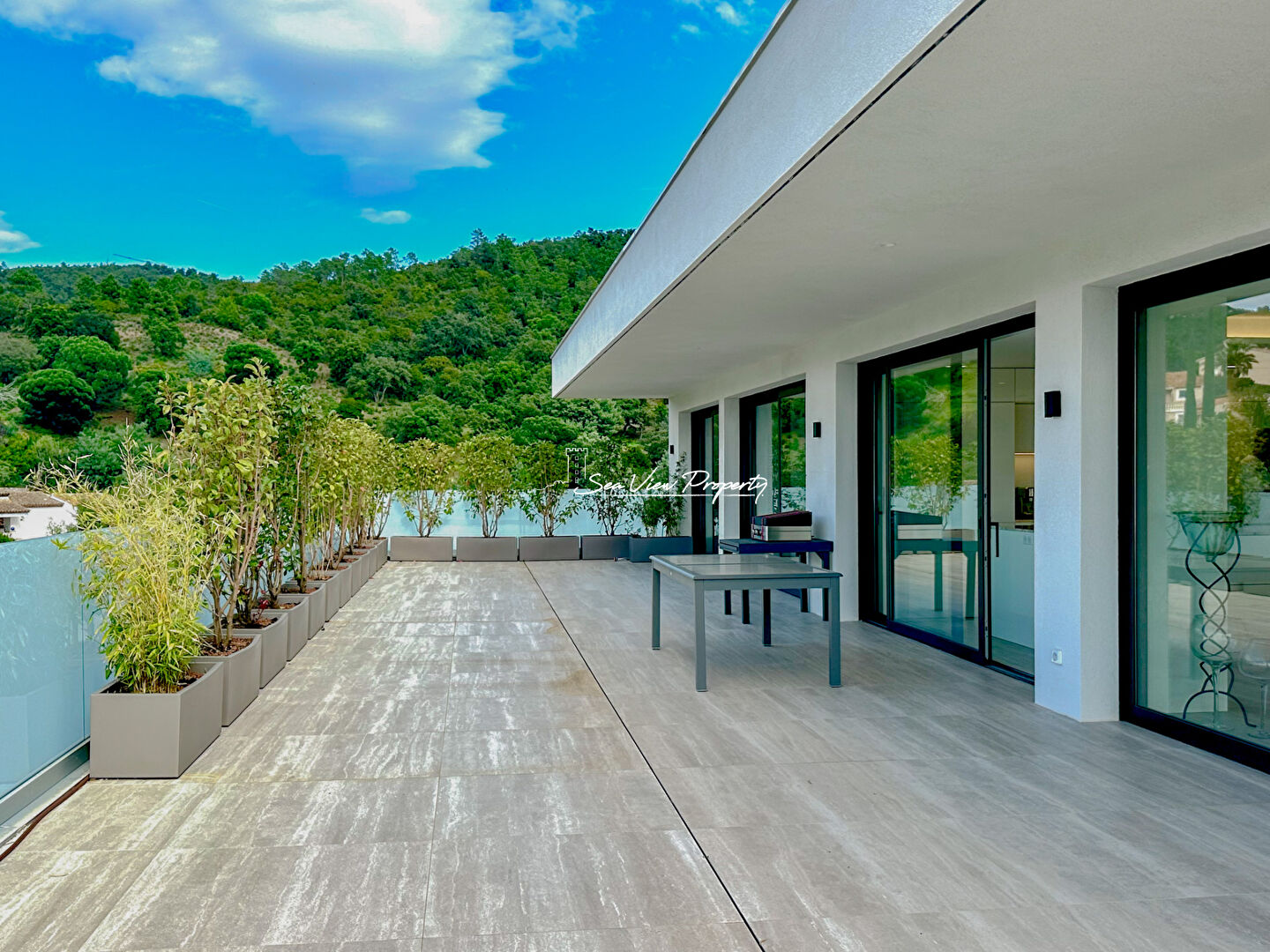 Photo À VENDRE VILLA CONTEMPORAINE DE 330 m², AVEC 5 CHAMBRES, PISCINE, GARAGE DE 150 m² ET JACUZZI INTÉRIEUR, SITUÉE AUX ISSAMBRES image 5/6