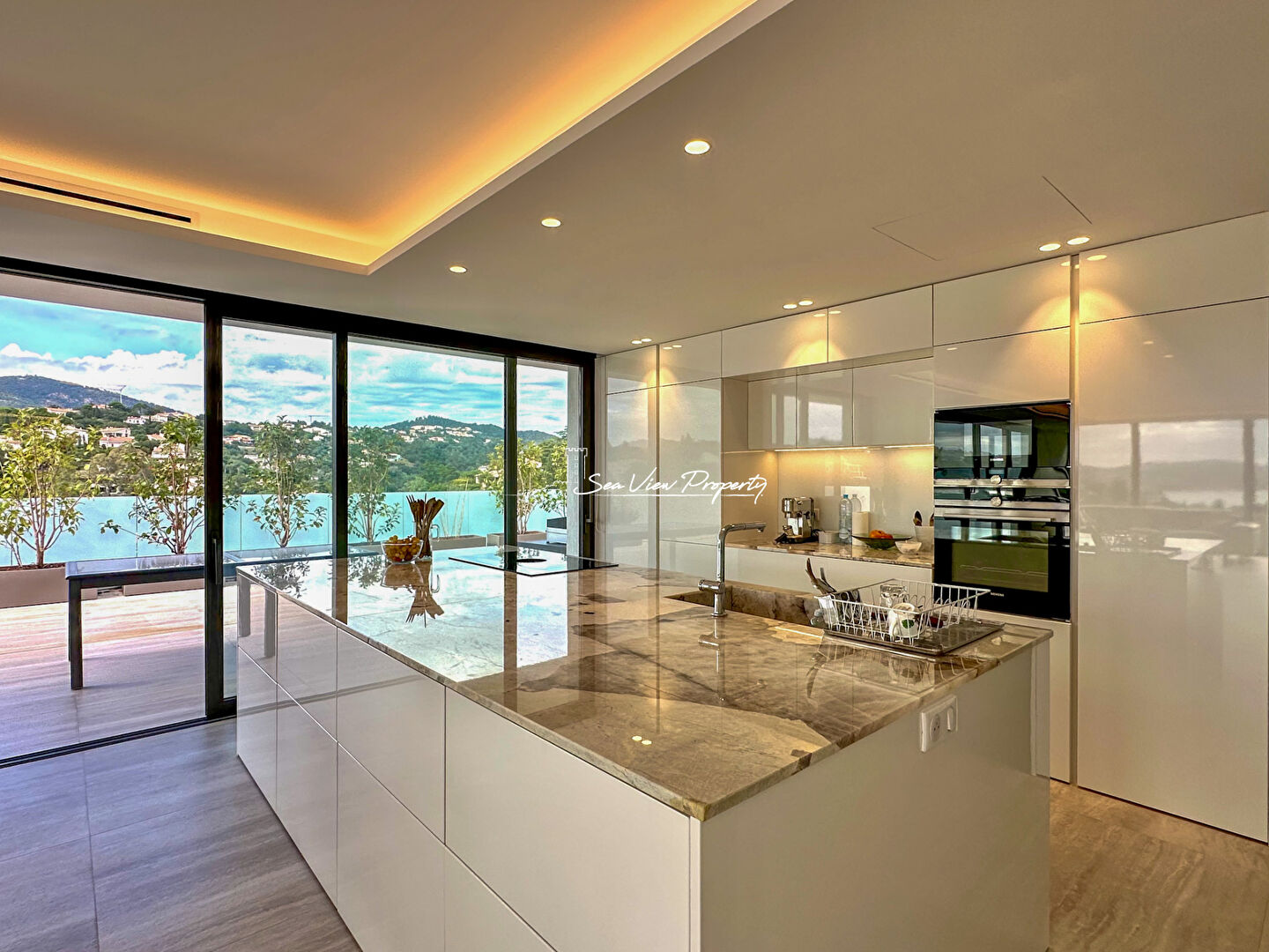 Photo À VENDRE VILLA CONTEMPORAINE DE 330 m², AVEC 5 CHAMBRES, PISCINE, GARAGE DE 150 m² ET JACUZZI INTÉRIEUR, SITUÉE AUX ISSAMBRES image 6/6