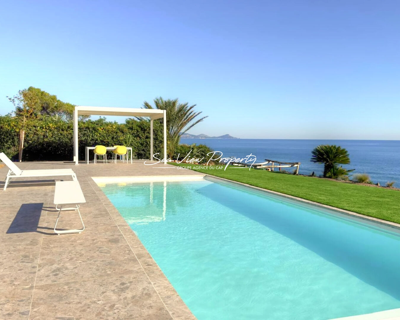 VILLA ENTIEREMENT RENOVEE A VENDRE MAGNIFIQUE VUE MER A PIED DES PLAGES A SAINT-AYGULF