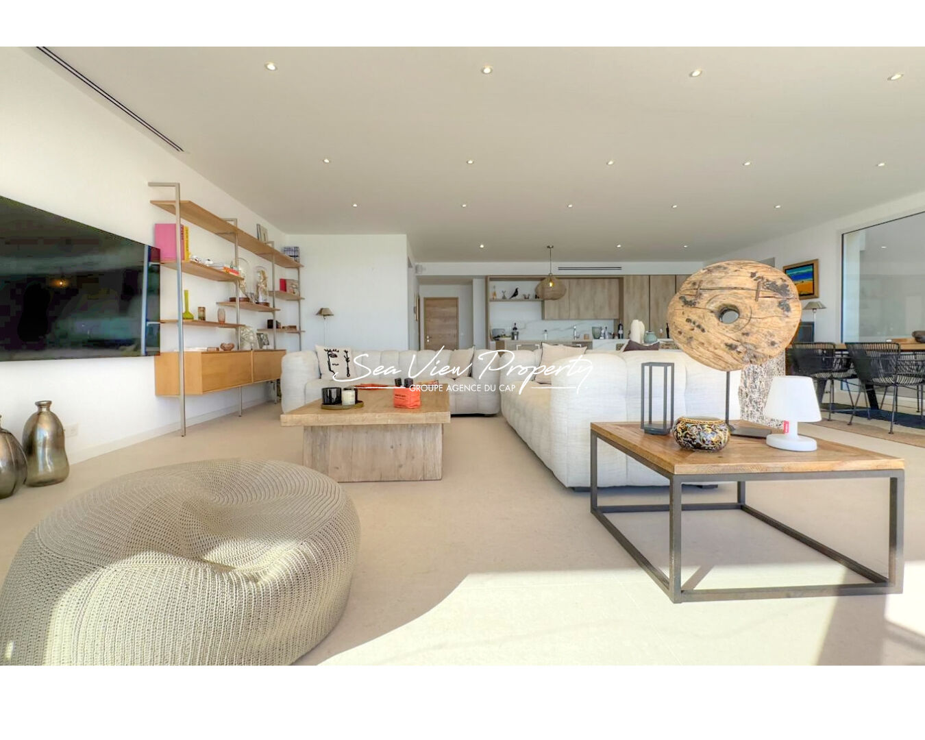 Photo VILLA ENTIEREMENT RENOVEE A VENDRE MAGNIFIQUE VUE MER A PIED DES PLAGES A SAINT-AYGULF image 2/6