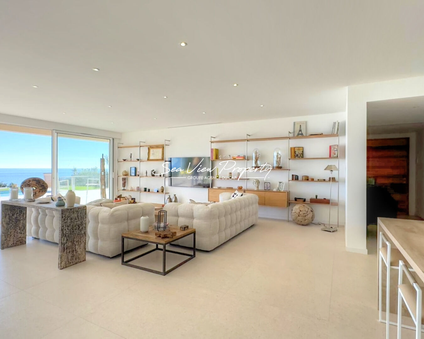 Photo VILLA ENTIEREMENT RENOVEE A VENDRE MAGNIFIQUE VUE MER A PIED DES PLAGES A SAINT-AYGULF image 3/6