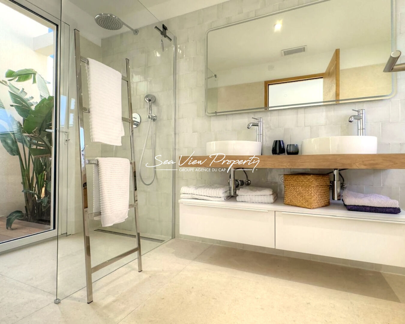 Photo VILLA ENTIEREMENT RENOVEE A VENDRE MAGNIFIQUE VUE MER A PIED DES PLAGES A SAINT-AYGULF image 5/6