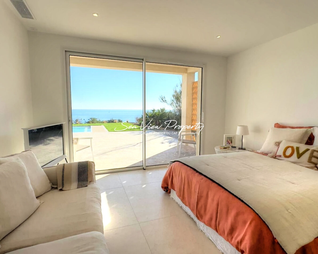 Photo VILLA ENTIEREMENT RENOVEE A VENDRE MAGNIFIQUE VUE MER A PIED DES PLAGES A SAINT-AYGULF image 6/6