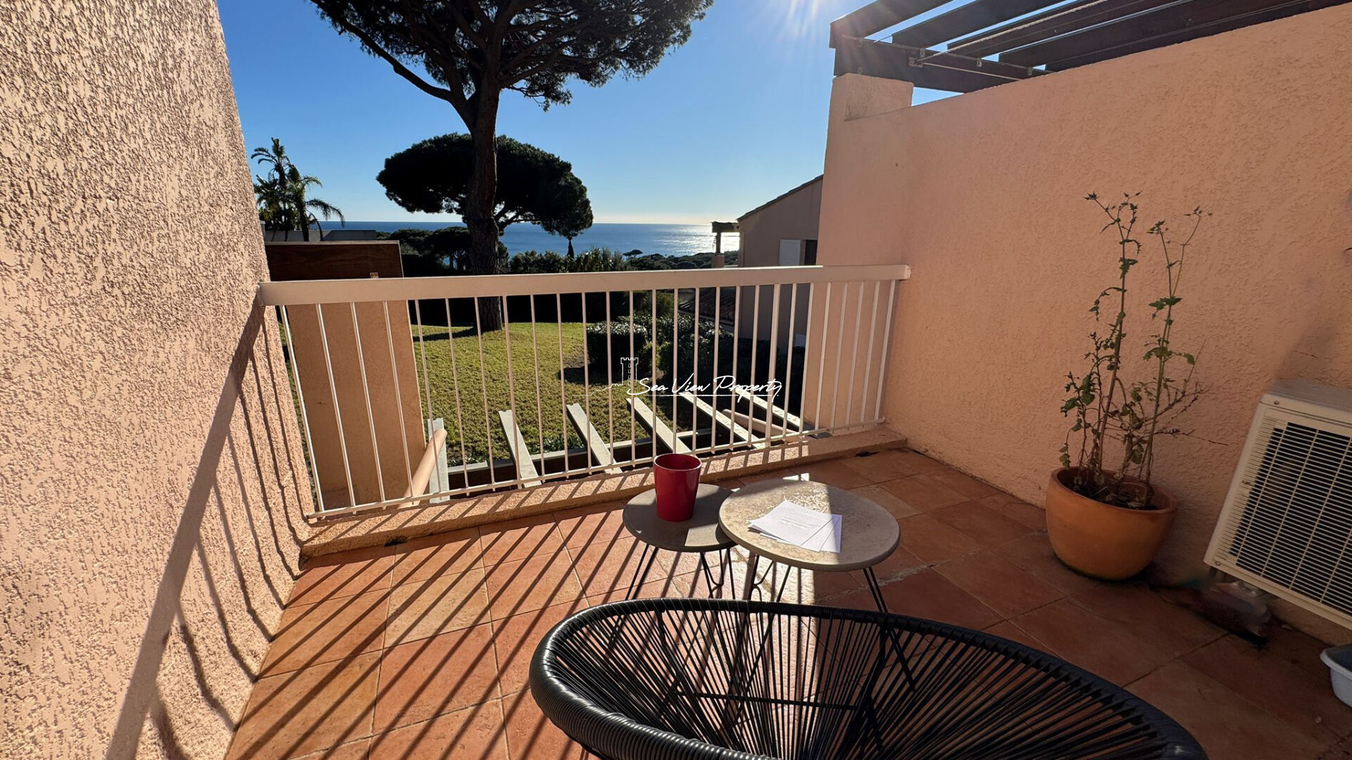 Photo A VENDRE APPARTEMENT VUE MER 2 PIECES DE 26M2 RENOVE VENDU MEUBLE A PIED DES PLAGES A SAINTE MAXIME image 2/6