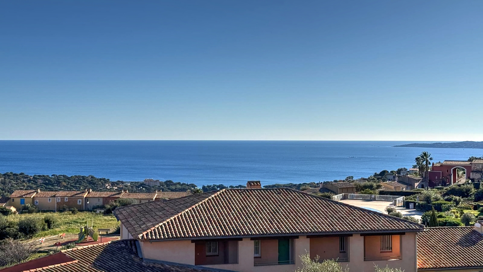 Photo A VENDRE APPARTEMENT T.2 DE 27M2 VUE MER DANS UNE RESIDENCE PRISEE AVEC PISCINE, AUX ISSAMBRES image 2/6