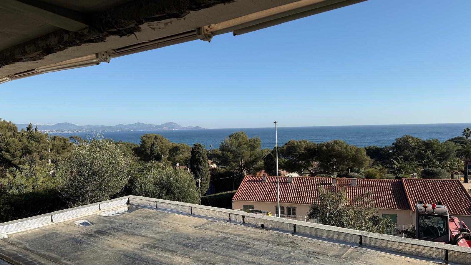 A VENDRE VILLA NEUVE VUE MER 4 CHAMBRES PISCINE PARKING PLAGES A PIED LES ISSAMBRES