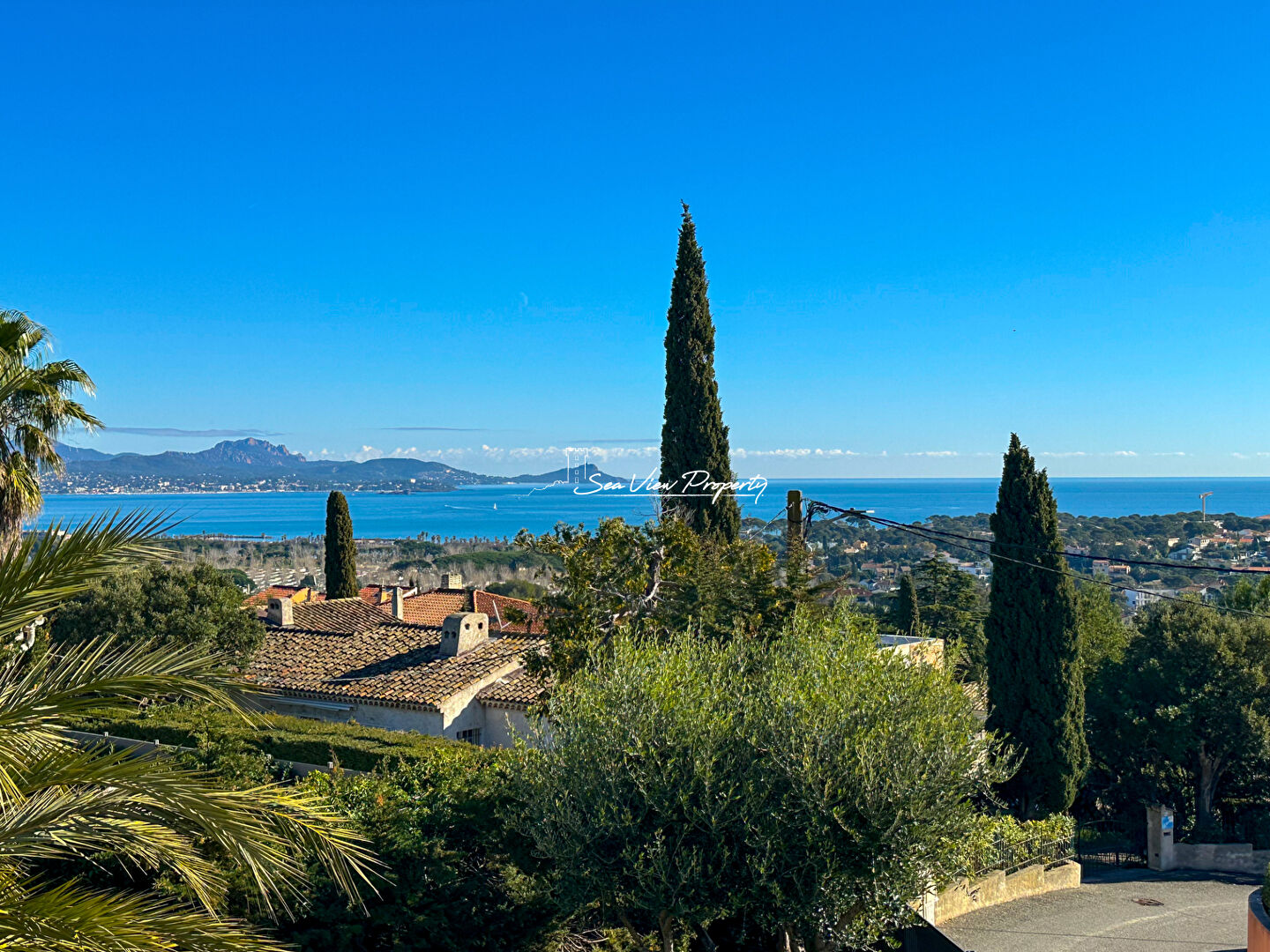 A vendre villa rénovée 7 pièces vue mer terrain plat garage piscine proche du centre de saint-aygulf