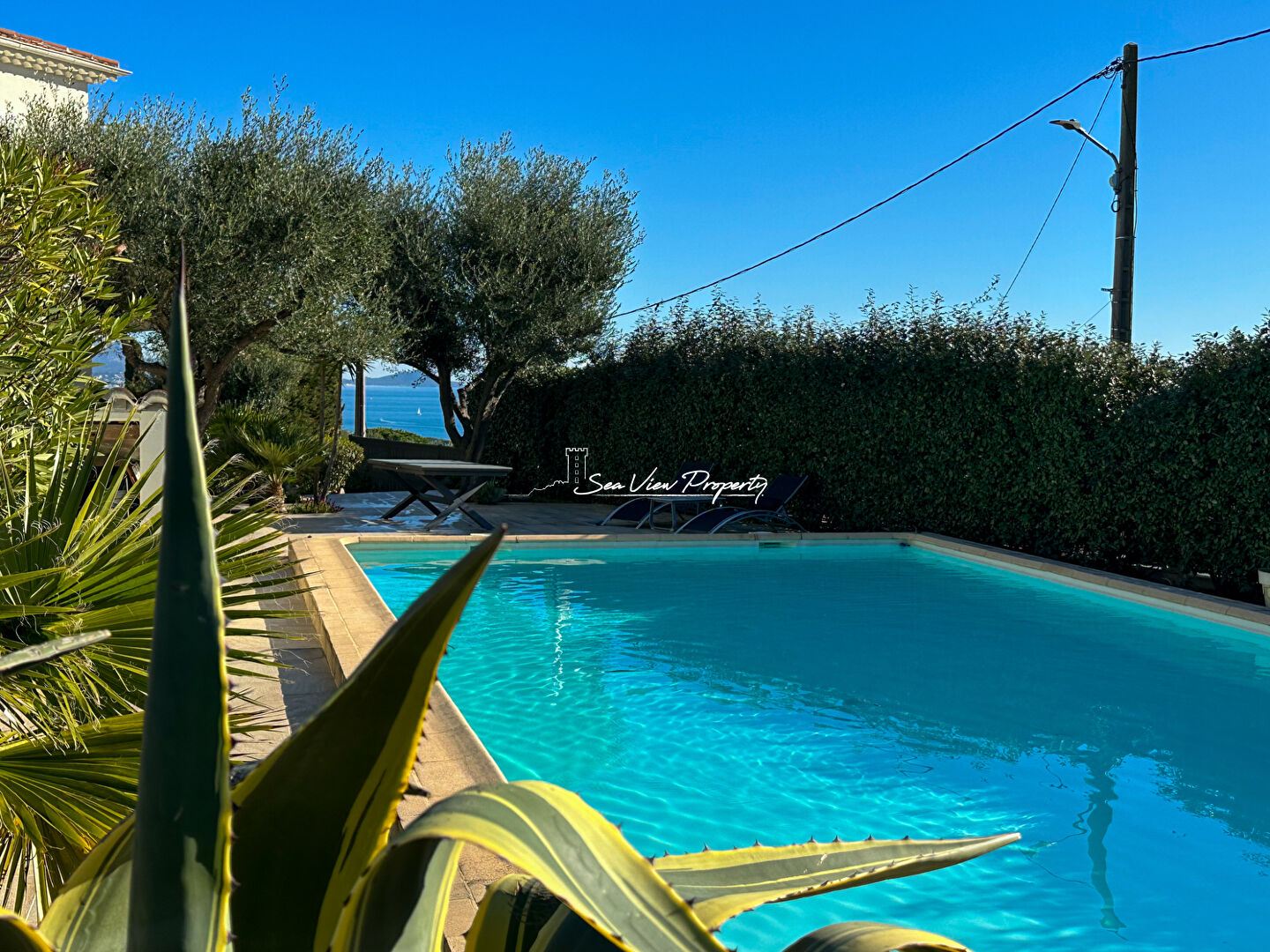 Photo A vendre villa rénovée 7 pièces vue mer terrain plat garage piscine proche du centre de saint-aygulf image 2/6