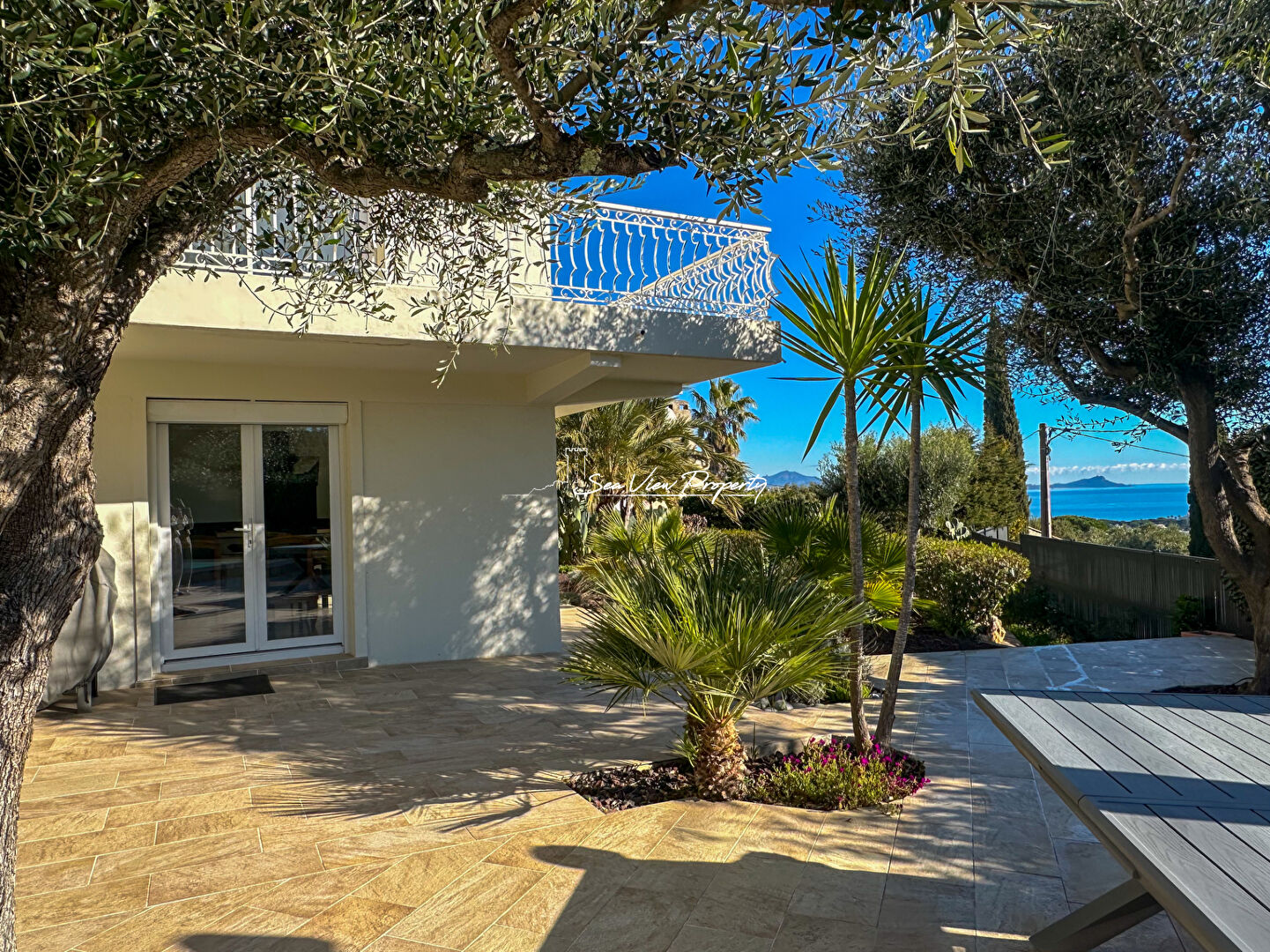 Photo A vendre villa rénovée 7 pièces vue mer terrain plat garage piscine proche du centre de saint-aygulf image 3/6