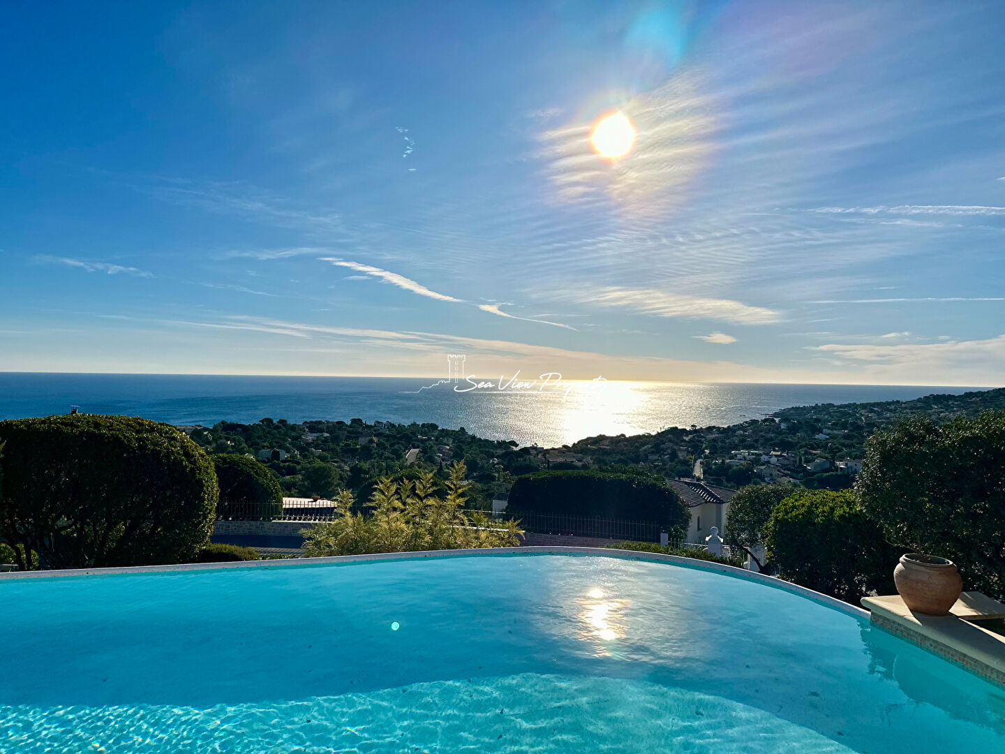Photo VILLA PROVENÇALE AVEC VUE MER PANORAMIQUE, 5 CHAMBRES, PISCINE À DÉBORDEMENT, AUX ISSAMBRES image 2/6