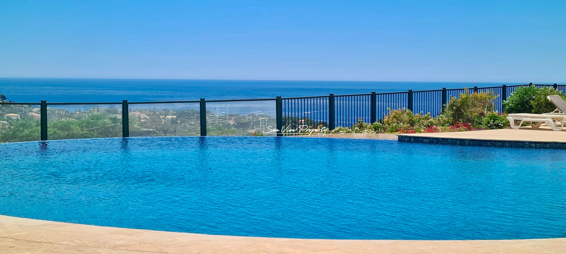 VILLA A VENDRE DANS UNE RESIDENCE SECURISEE AVEC PISCINE, AUX ISSAMBRES