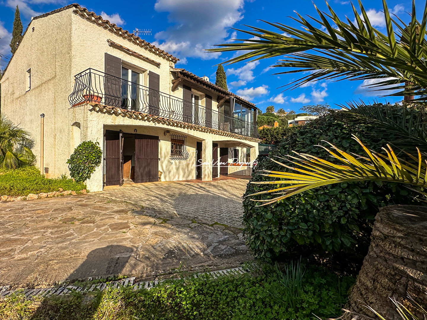 Photo Villa de 106m2 divisée en 2 appartements avec aperçu mer, située aux Issambres image 1/6