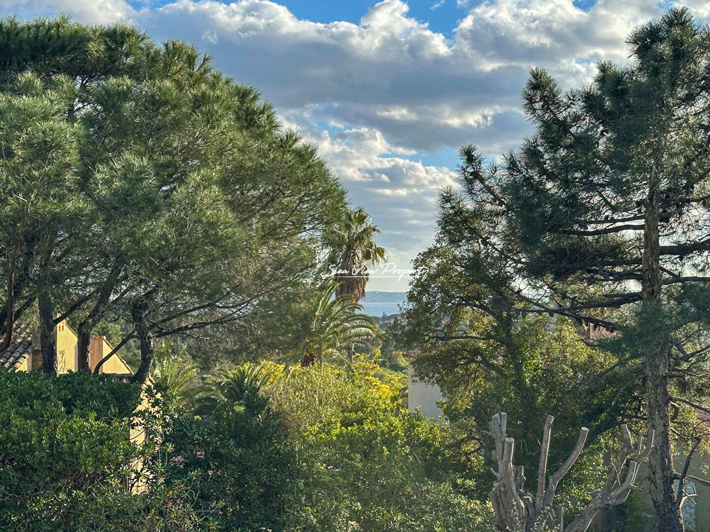 Photo Villa de 106m2 divisée en 2 appartements avec aperçu mer, située aux Issambres image 2/6