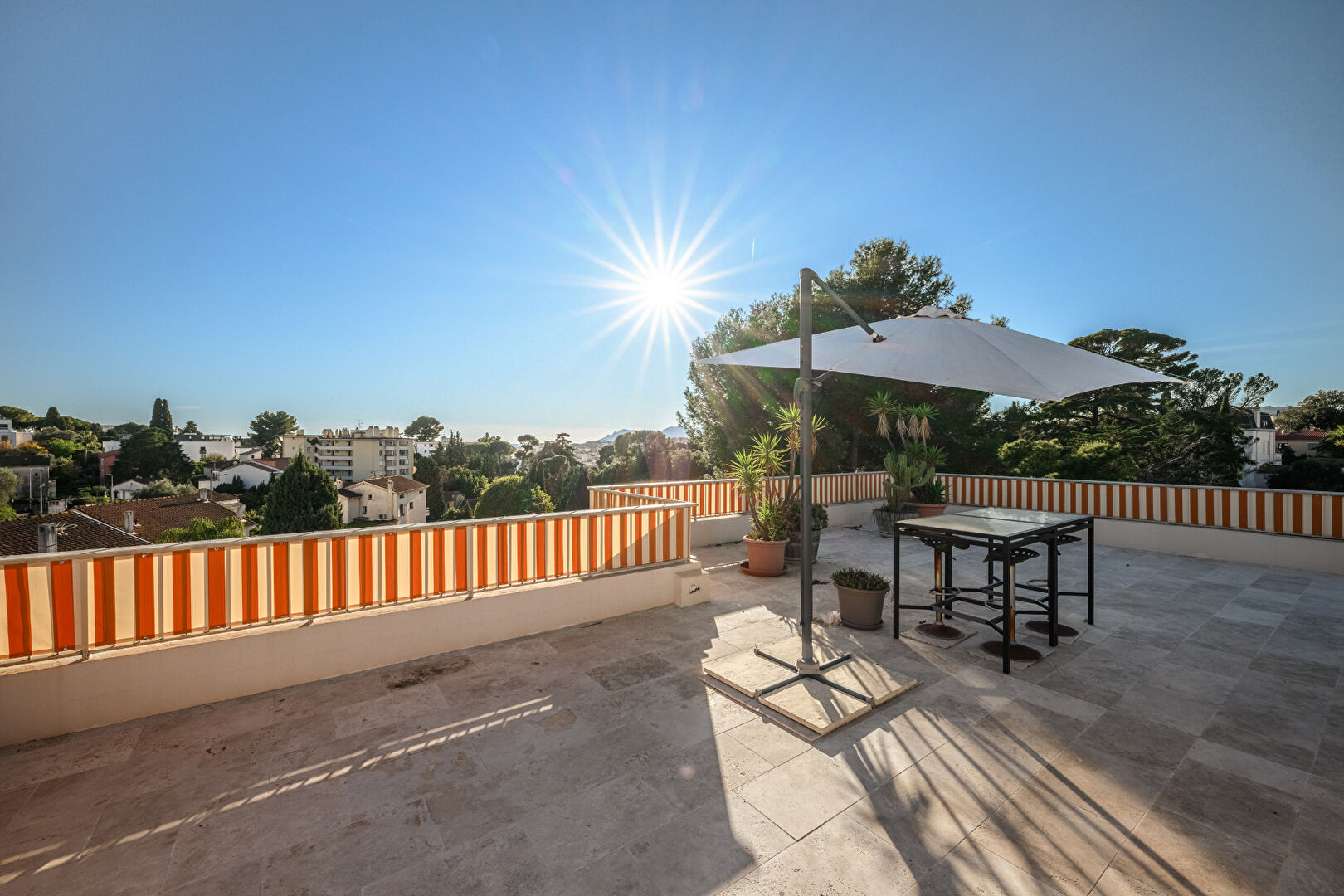 Photo CANNET RESIDENTIEL MAIRIE APPARTEMENT TOIT TERRASSE 3 pièces 70 m² env.  dont véranda. image 1/6