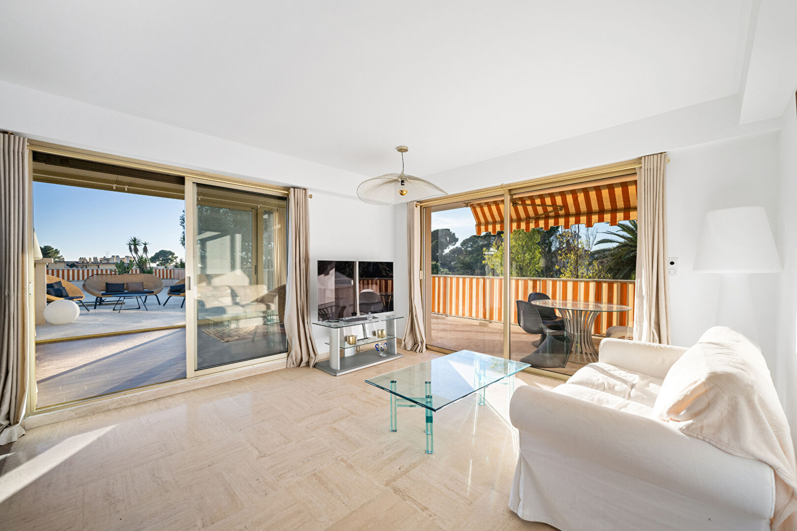 Photo CANNET RESIDENTIEL MAIRIE APPARTEMENT TOIT TERRASSE 3 pièces 70 m² env.  dont véranda. image 3/6