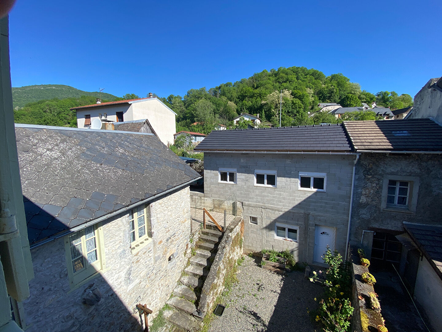 Photo Ensemble immobilier de deux appartements et une dépendance image 2/6