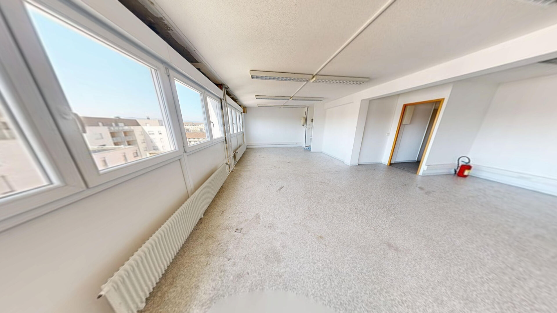 Photo À LOUER : Plateau professionnel à Mulhouse. Emplacement stratégique avec parking & prix attractif ! image 1/6