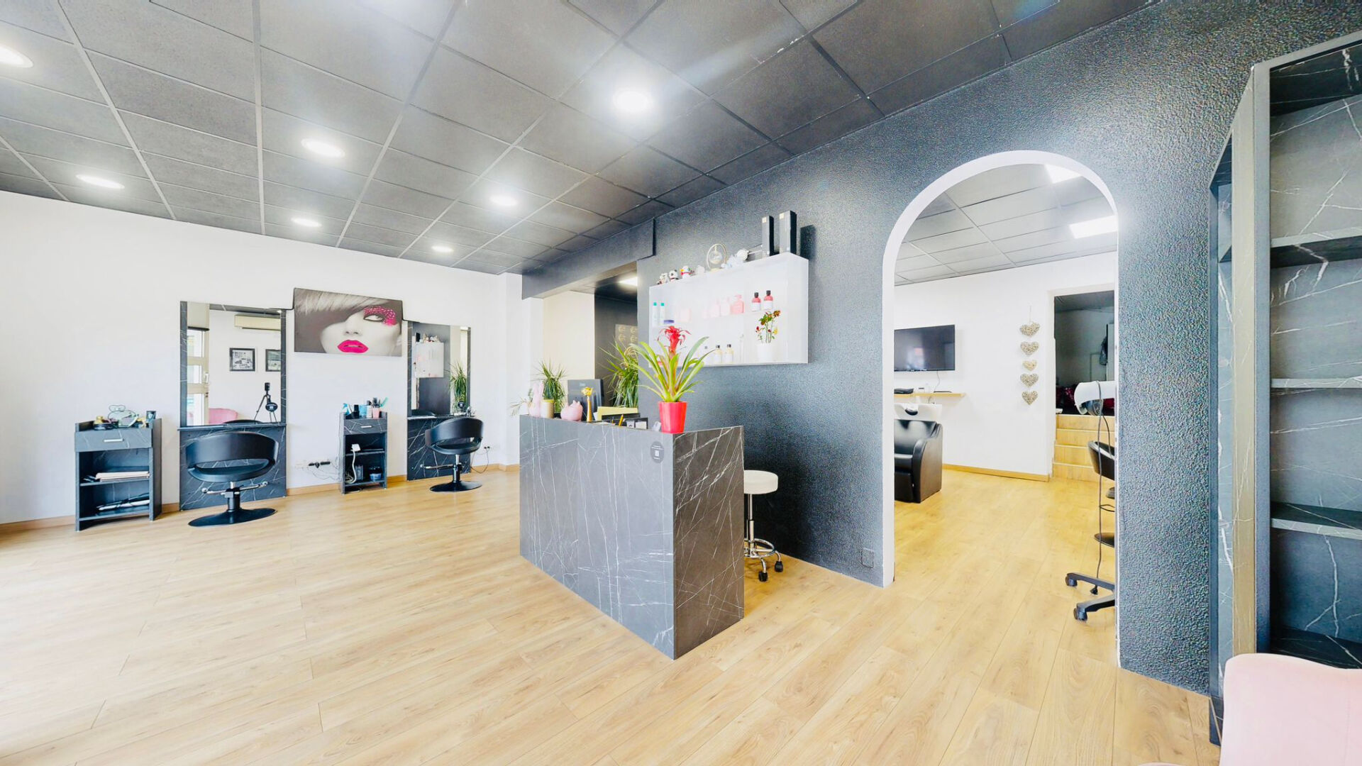 Photo Idéal pour coiffure, esthétique, barber ou concept bien-être image 2/5