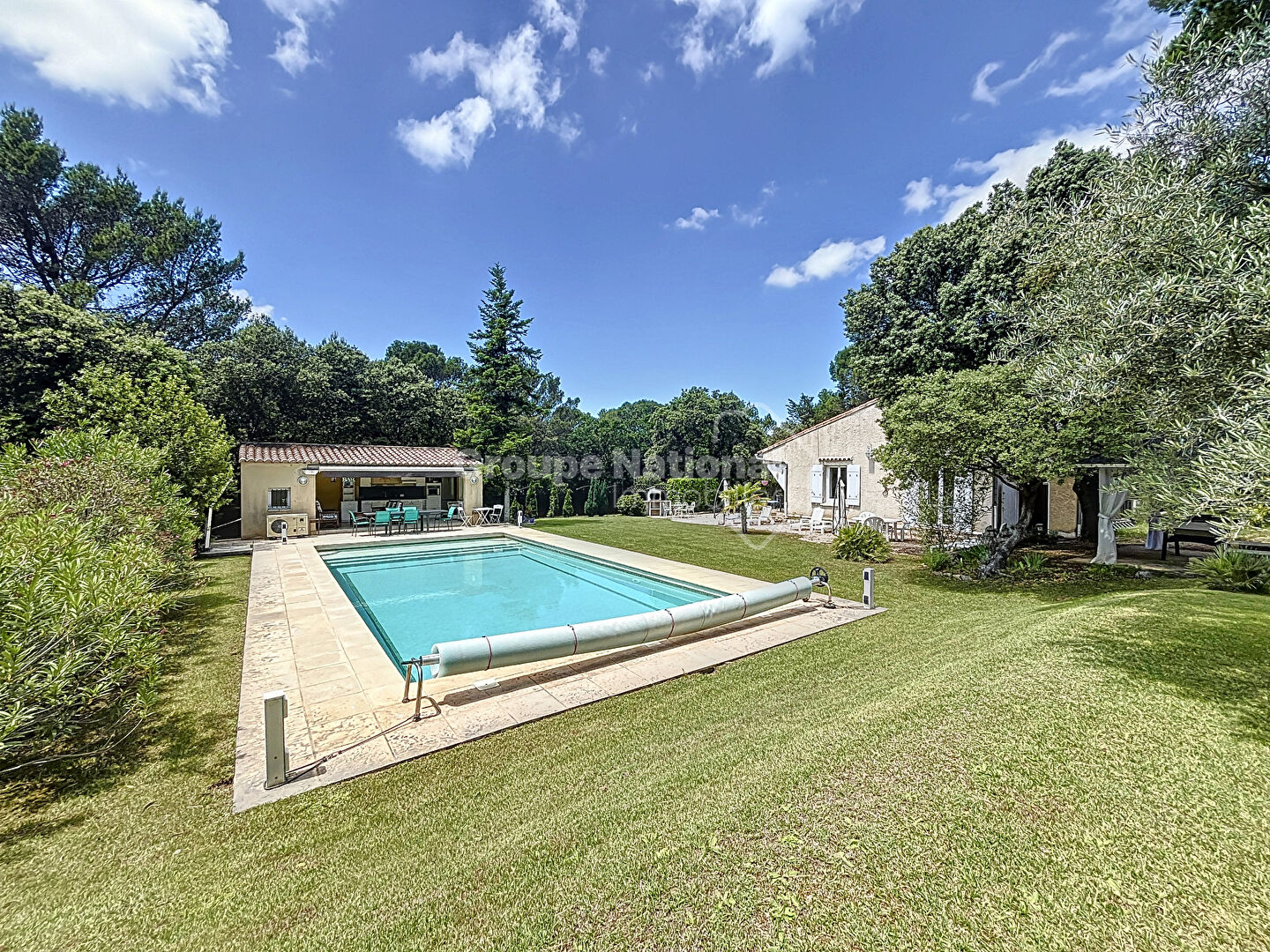 Maison Uchaux de 5 pièces, 3 chambres, magnifique terrain paysagé avec piscine au sel et poolhouse aménagé