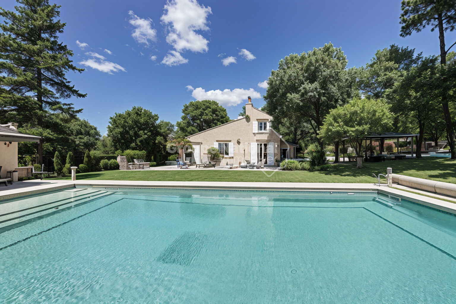 Maison Uchaux de 5 pièces, 3 chambres, magnifique terrain paysagé avec piscine au sel et poolhouse aménagé