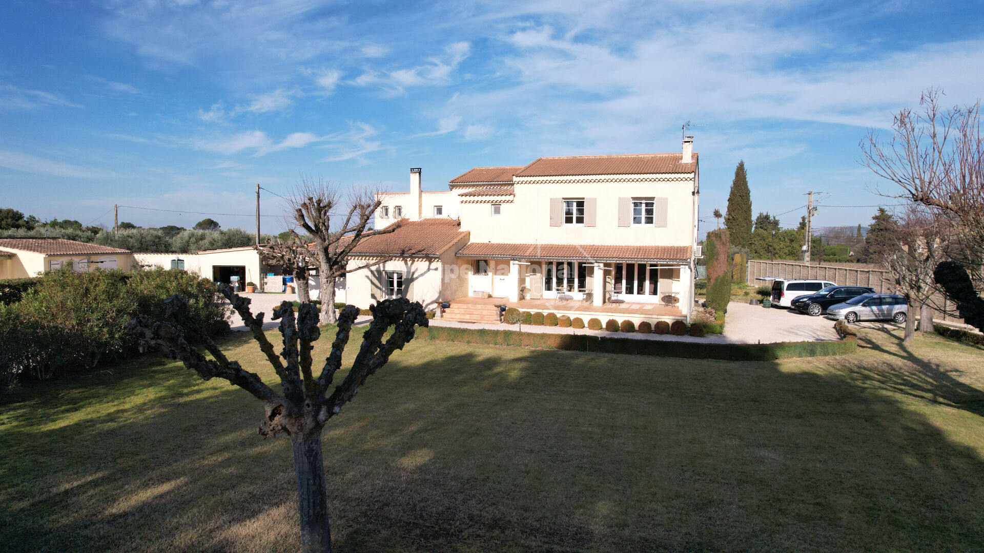Carpentras - Maison individuelle de 240 m2 avec 6 chambres, 5 SDE, garage terrain arboré