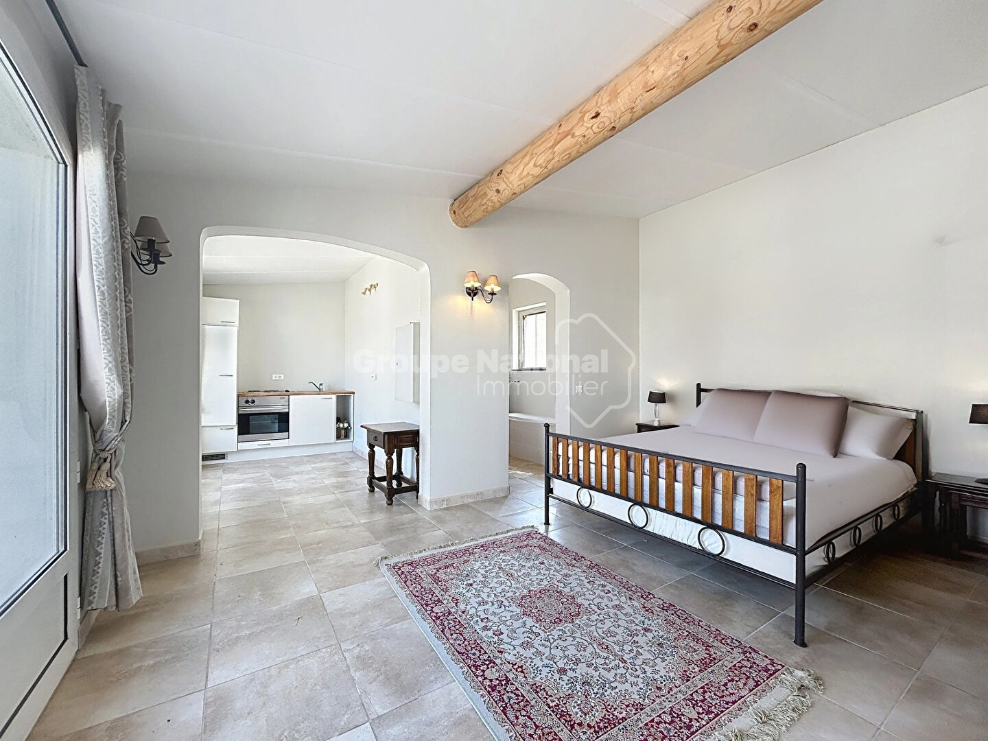Photo Carpentras - Maison individuelle de 240 m2 avec 6 chambres, 5 SDE, garage terrain arboré image 6/6