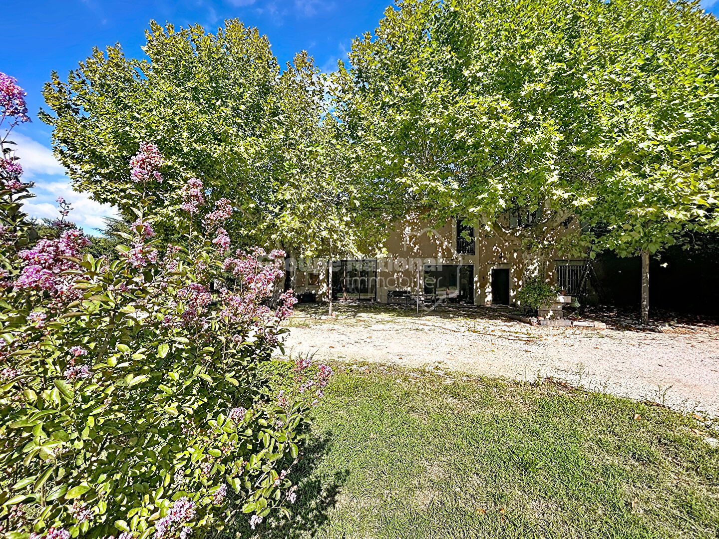 Mas provençal de 320 m2 Chateaurenard sur terrain avec espace piscine plus de 7000 m2