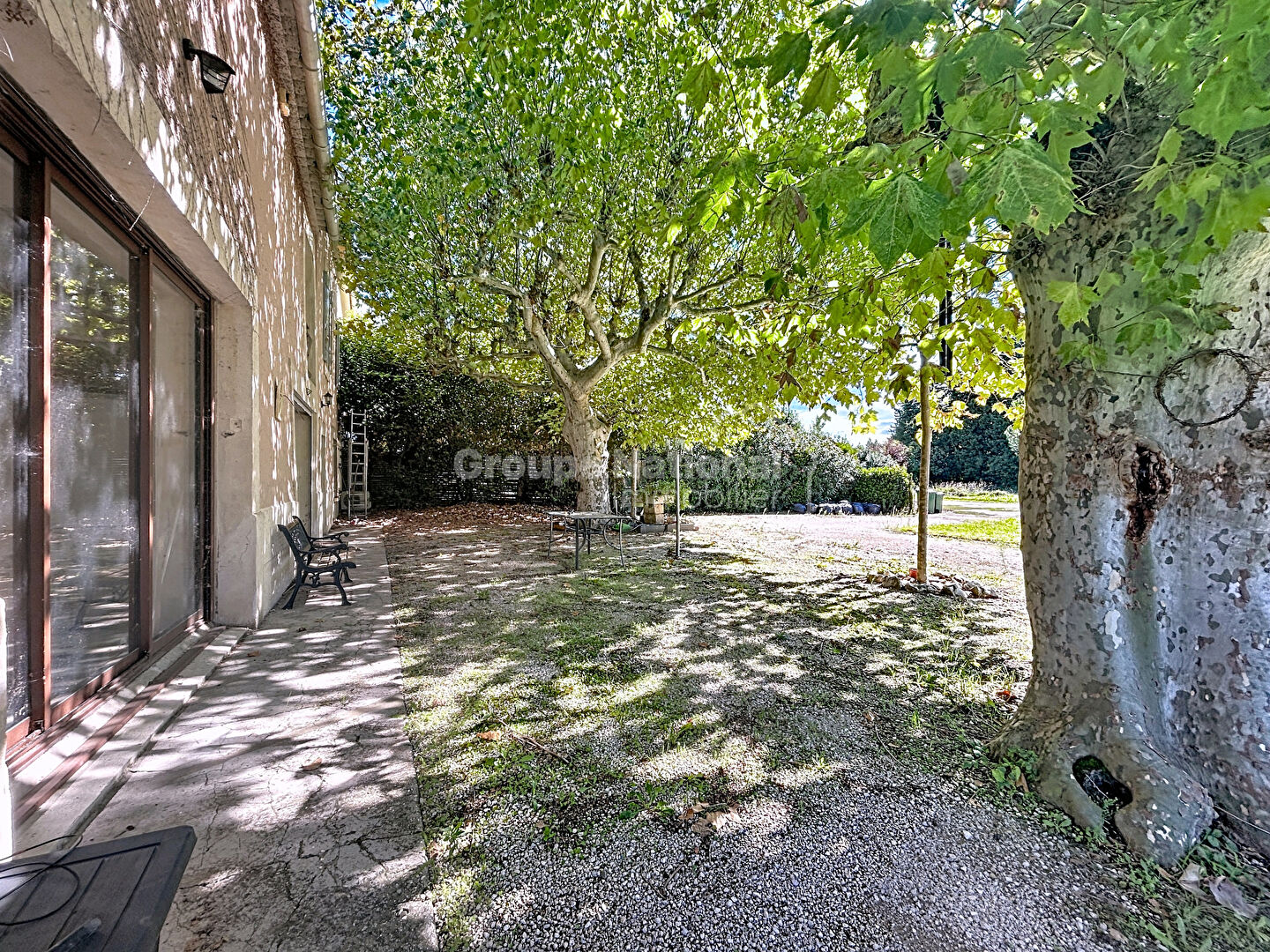 Photo Mas provençal de 320 m2 Chateaurenard sur terrain avec espace piscine plus de 7000 m2 image 2/6