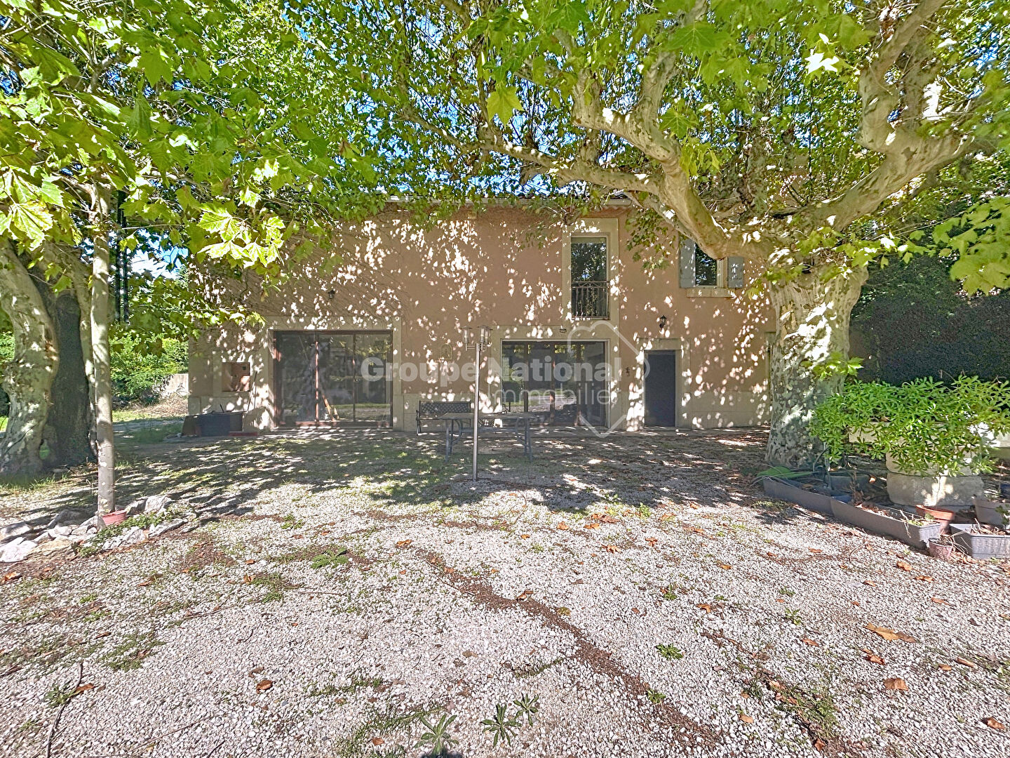 Photo Mas provençal de 320 m2 Chateaurenard sur terrain avec espace piscine plus de 7000 m2 image 3/6