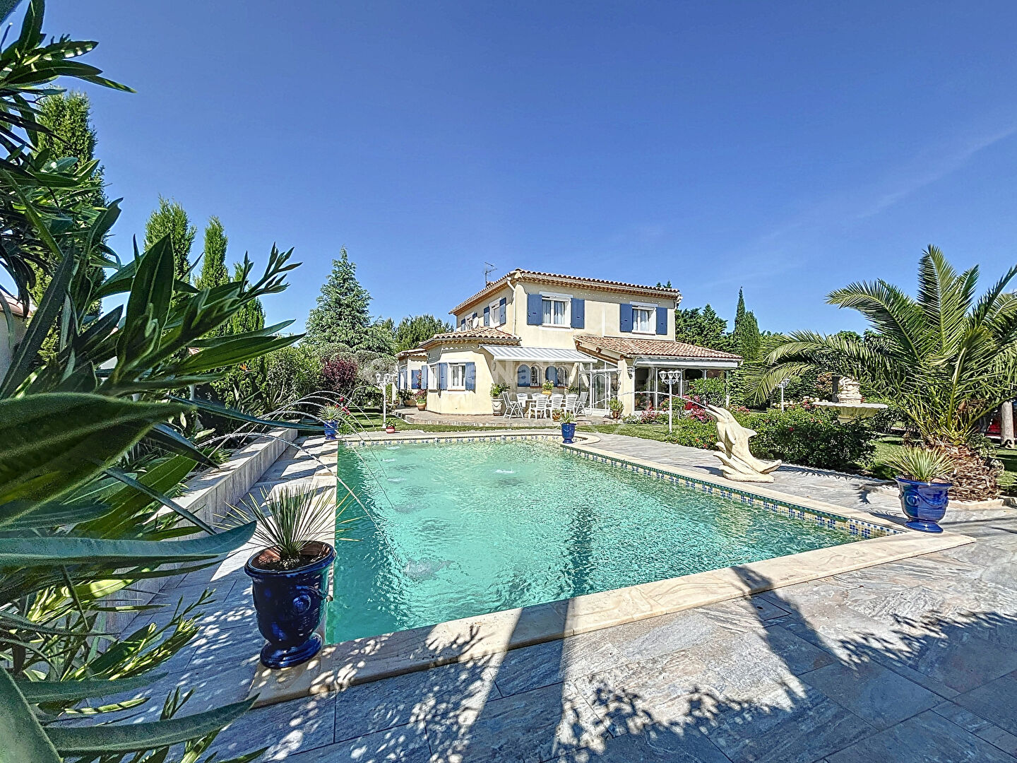 Maison Rochefort Du Gard 10 pièce(s) 245m2 et 64m² dépendances, Terrain paysagé avec piscine et appartement indépendant