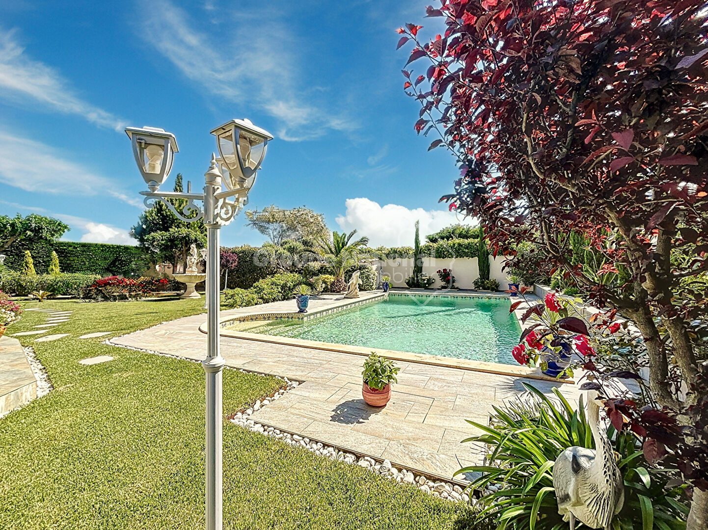 Maison Rochefort Du Gard 10 pièce(s) 245m2 et 64m² dépendances, Terrain paysagé avec piscine et appartement indépendant