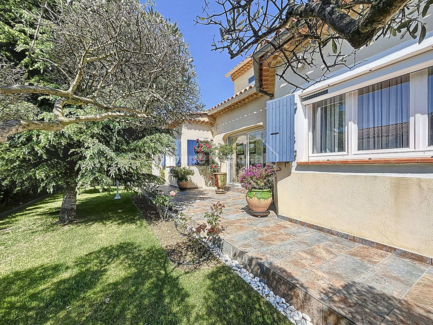 Photo Maison Rochefort Du Gard 10 pièce(s) 245m2 et 64m² dépendances, Terrain paysagé avec piscine et appartement indépendant image 2/6