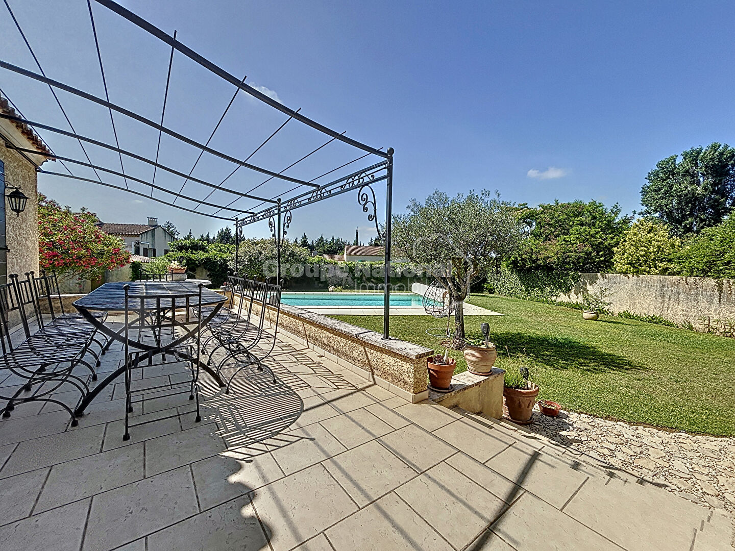 Photo Au coeur des Alpilles, à Fontvieille villa familiale  8 pièces 165 m2, 6 Chambres, Piscine 10x5, forage et garage, exposée sud-ouest sur une parcelle de 1088  m2 image 2/6