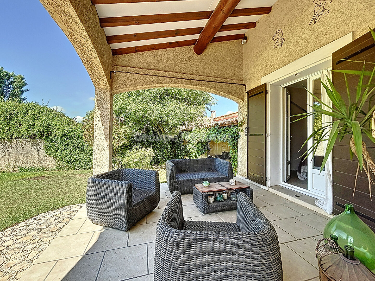 Photo Au coeur des Alpilles, à Fontvieille villa familiale  8 pièces 165 m2, 6 Chambres, Piscine 10x5, forage et garage, exposée sud-ouest sur une parcelle de 1088  m2 image 3/6