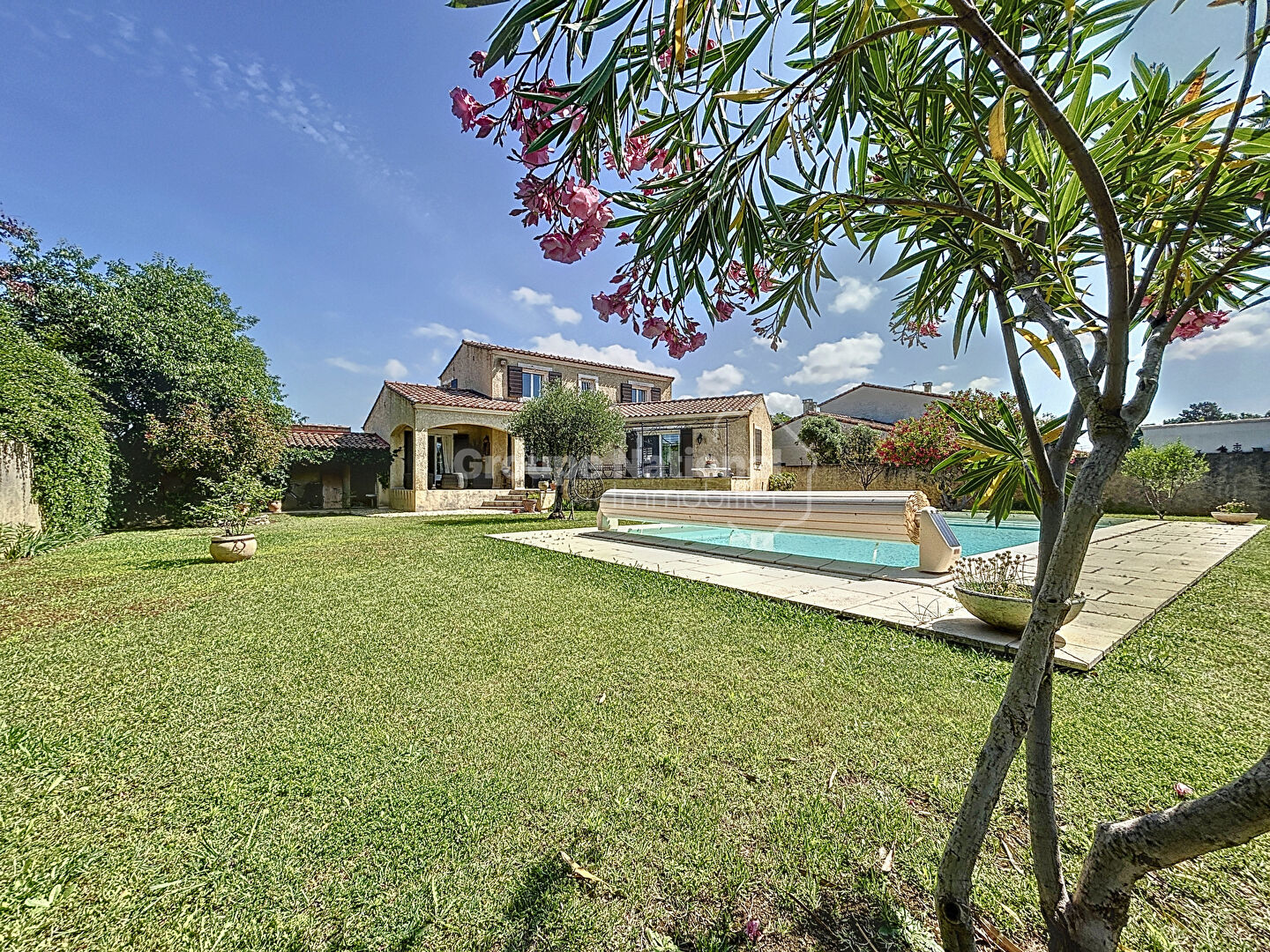 Photo Au coeur des Alpilles, à Fontvieille villa familiale  8 pièces 165 m2, 6 Chambres, Piscine 10x5, forage et garage, exposée sud-ouest sur une parcelle de 1088  m2 image 4/6