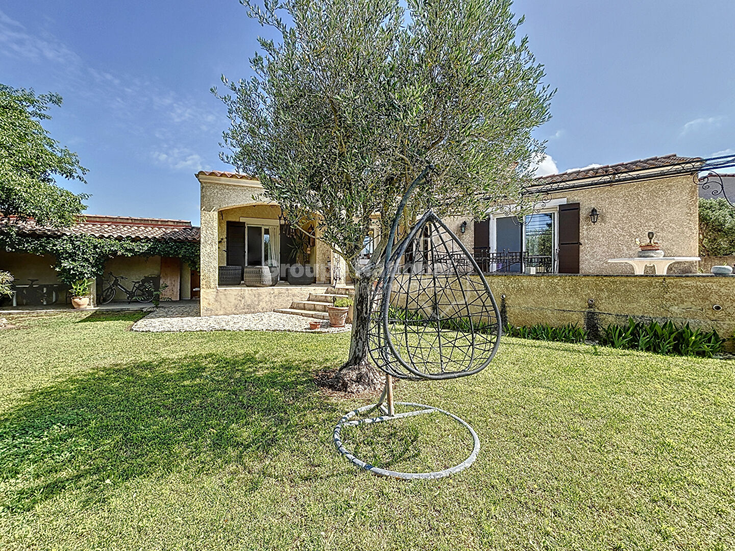 Photo Au coeur des Alpilles, à Fontvieille villa familiale  8 pièces 165 m2, 6 Chambres, Piscine 10x5, forage et garage, exposée sud-ouest sur une parcelle de 1088  m2 image 5/6