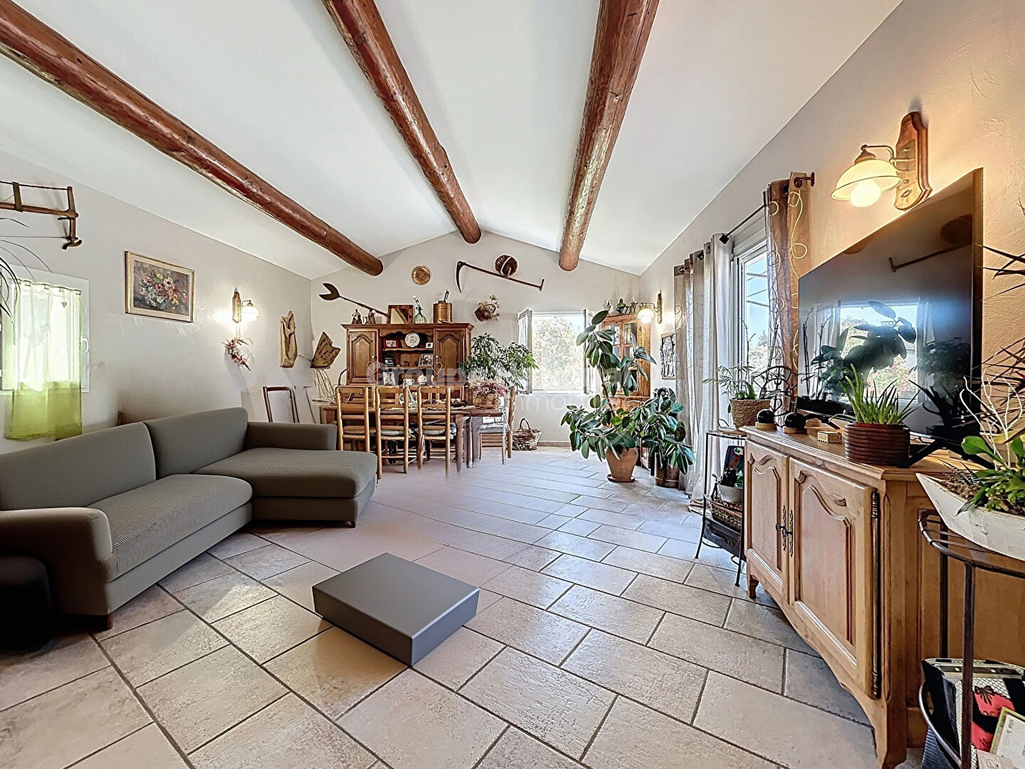 Photo Au coeur des Alpilles, à Fontvieille villa familiale  8 pièces 165 m2, 6 Chambres, Piscine 10x5, forage et garage, exposée sud-ouest sur une parcelle de 1088  m2 image 6/6