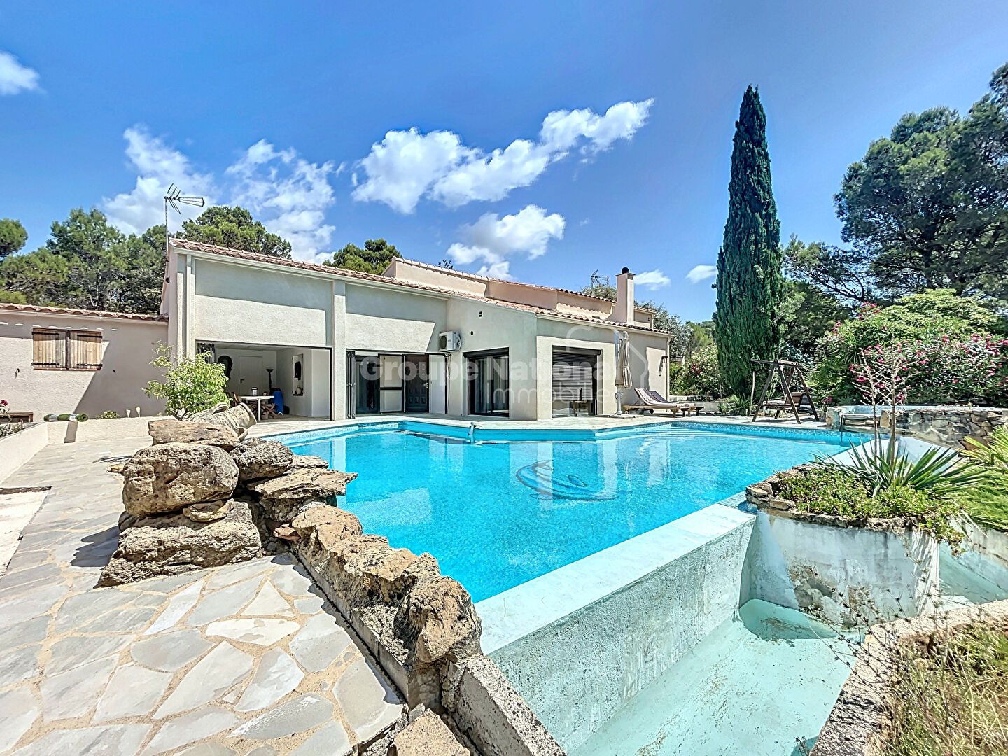 Maison Uchaux 205 m2 sur 4870m² de terrain arboré avec piscine
