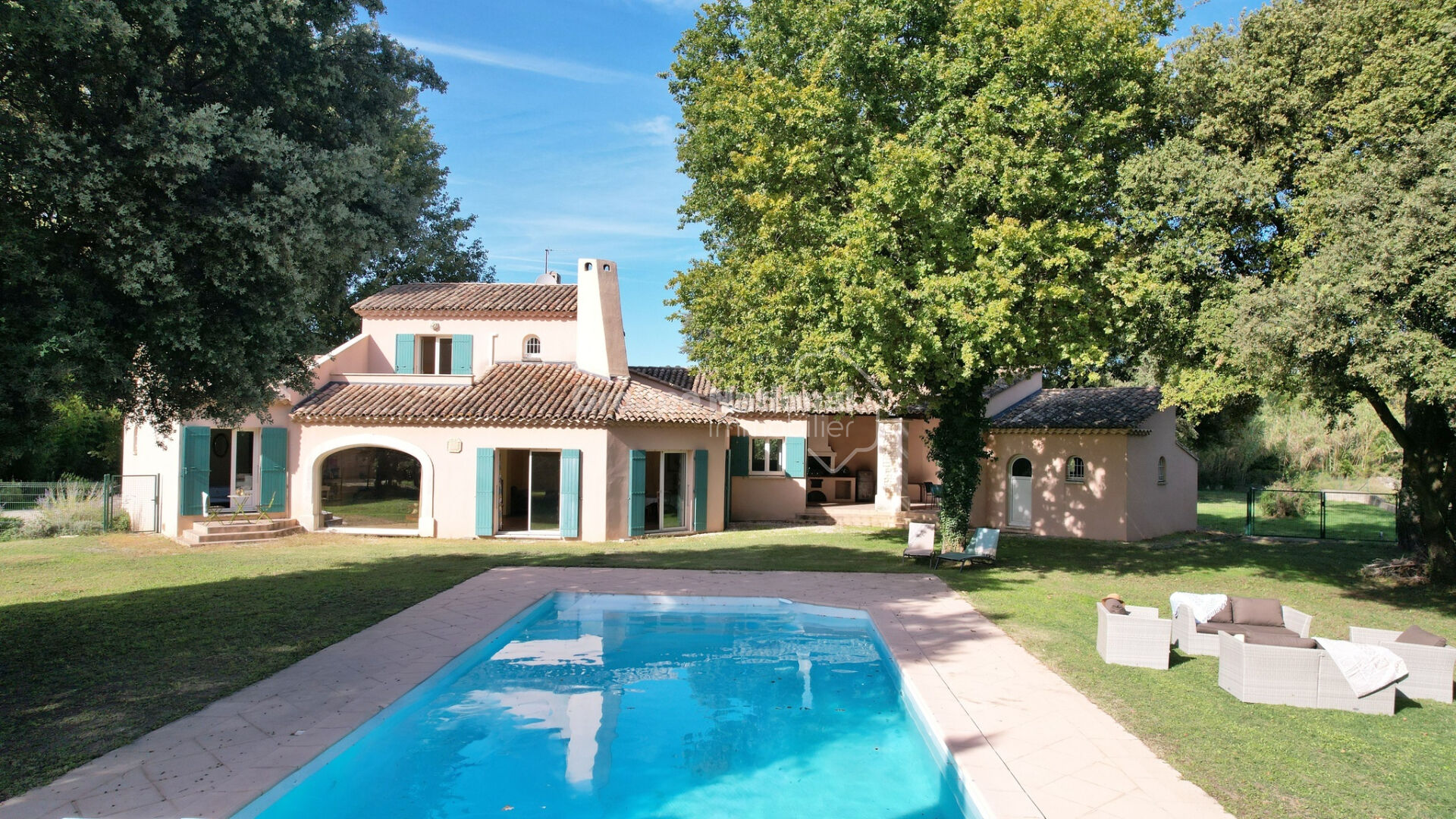 Maison Piolenc 190 m² sur terrain de 4528 m² arboré avec piscine