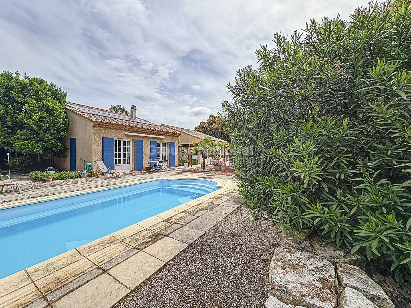 Saint Restitut Maison de plein pied 315 m2, 5 chambres, 4 SDE, 1750 m2 de jardin, piscine et  grand garage