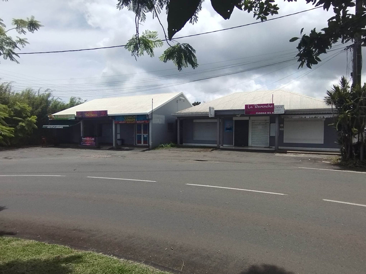 Photo Ensemble immobilier comprenant 3 locaux loués image 1/1