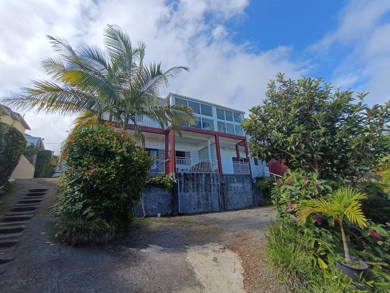 PETITE ILE / ENSEMBLE IMMOBILIER DE TROIS LOGEMENTS