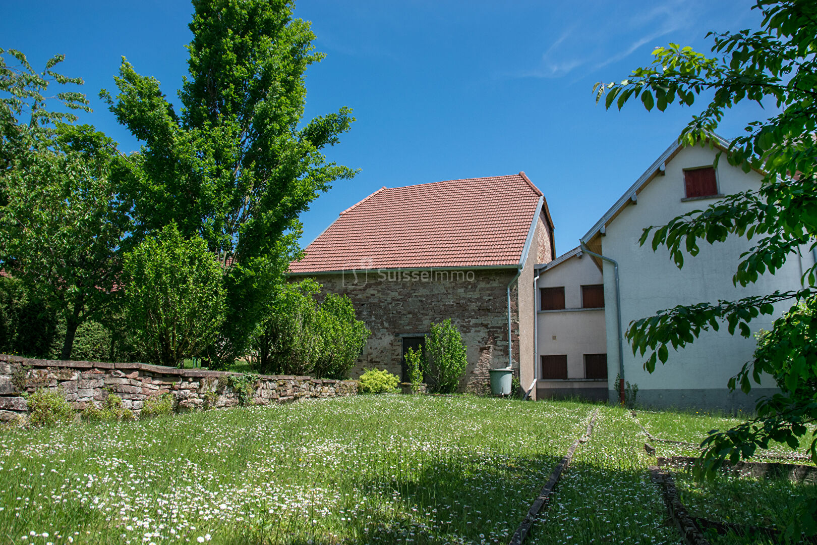 Maison à rénover avec grands volumes secteur Saulnot et belles dépendances