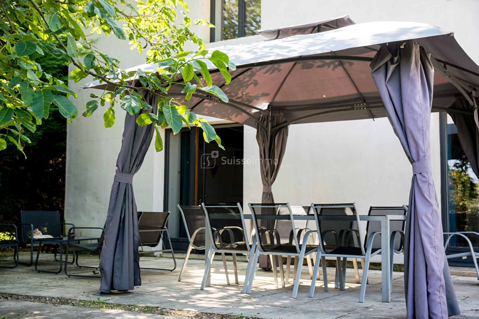 Beaux volumes pour cette maison avec agréable terrain et grande dépendance